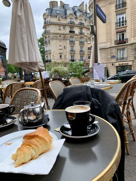 What Time Do Cafés Open in Paris? City Life Apartments, Paris Cafe Aesthetic, Coffee Cafe Aesthetic, France Apartment, Paris Coffee Shop, Pictures Of Paris, France Cafe, Cafe In Paris, Food Paris