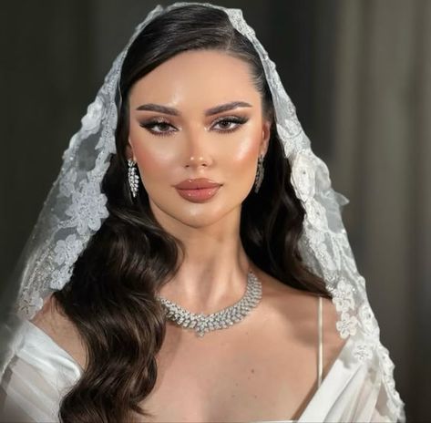 #makeuplover #beautyobsessed #makeuptips #makeupinspiration #makeupaddict #makeupjunkie #makeupgoals #makeuplooks #makeupartist #makeupcommunity Wedding Hairstyles For Bride, Hairstyles For Bride, Simple Bridal Makeup, Glam Bride Makeup, Soft Make-up, Light Makeup Looks, Glam Wedding Makeup, Glam Bride, Bride Dress Simple