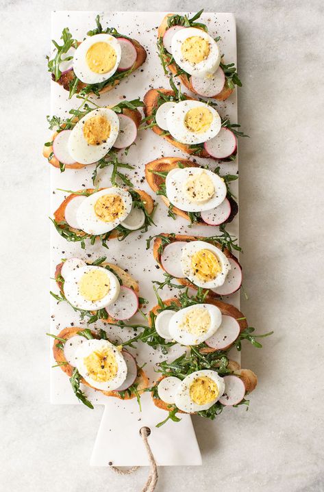 These Hard Boiled Egg Crostini are the perfect brunch appetizer! They’re festive for Easter and spring and taste amazing with radish and arugula - try it! || Sugar and Charm #easterrecipes #appetizers #eggrecipes #entertaining #crostini #springrecipes #brunch Egg Appetizer, Agua Fresca Recipe, Crostini Recipe, Brunch Appetizers, Making Hard Boiled Eggs, Longevity Diet, Easter Dishes, Crostini Recipes, Hard Boiled Egg