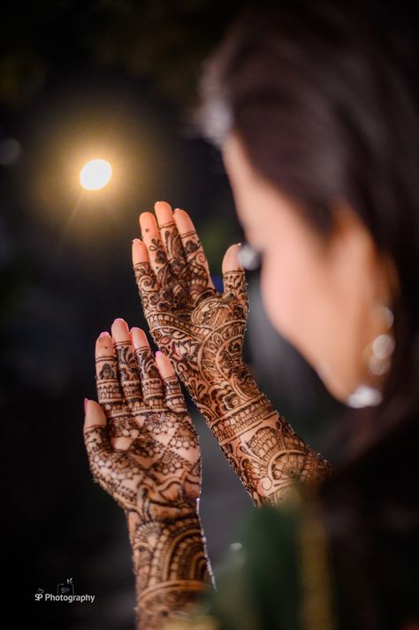 #Mehendi #spphotography Bride Mehandi Potrait, Mehendi Hand Poses, Mehndi Bridal Poses, Mehandi Photo Poses, Mehndi Pose Bride, Mehandi Photography Ideas, Mendhi Photo Shoot, Mehandi Rasam Photography, Girl Mehandi Shoot