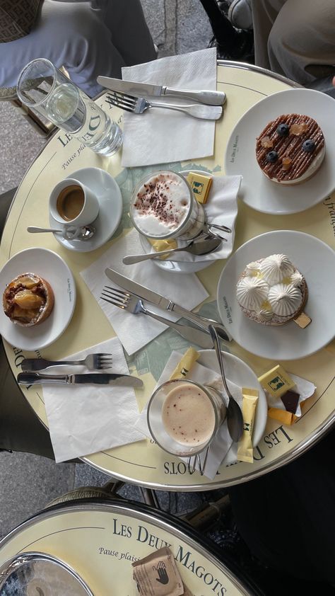 Les Deux Magots, Paris Deux Magots Paris, Paris Coffee Shop, Les Deux Magots, History Instagram, Restaurant Photography, Restaurant Paris, Tea Bar, Paris Trip, Girl Dinner