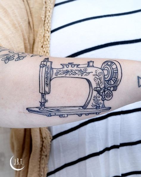 Eastside Tattoo, Sewing Machine Tattoo, Tatoo 3d, Sewing Tattoos, New Zealand Tattoo, Machine Tattoo, Card Tattoo, Desenho Tattoo, Little Tattoos