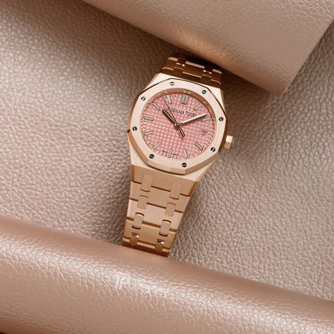 Pink Gold 🩷  Audemars Piguet Royal Oak Selfwinding 34MM Rose Gold Pink Dial   REF: #77450OR.OO.1361OR.01 Ap Watch Women, Audemars Piguet Women, Gold Audemars Piguet, Audemars Piguet Gold, Ap Watch, Bridal Crown Crystal, Golden Watch, Goals In Life, Crown Crystal