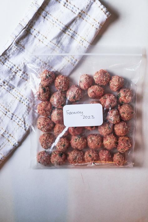 Make the most of your time in the kitchen by learning how to freeze meatballs. Whether you buy homemade meatballs or use store-bought meatballs, they are versatile, easy to freeze, last a long time, and make meal prep a breeze. Freeze large batches of meatballs or prep individual servings with or without sauce. Best of all, you can cook directly from the freezer without thawing. Click through for this awesome how to freeze homemade meatballs method!! #meatballs #frozenmeatballs #mealprep #howto