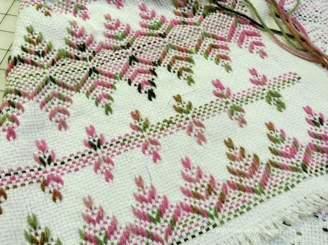 Joy's Jots, Shots & Whatnots: Swedish Weaving & Huck Embroidery Free Swedish Weaving Patterns, Huck Embroidery, Swedish Weaving Patterns, Bordados Tambour, Swedish Embroidery, Chicken Scratch Embroidery, Swedish Weaving, Monks Cloth, Weaving Designs