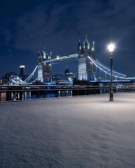 London | Travel community on Instagram: “✨So it snowed in London today but it didn’t quite settle so here is a shot taken a few years back 😄✨ 📸: @antbuchet 😍 🔥FOUNDER: @marknayman…” Nature Bridge, Winter Wonderland Wallpaper, London Snow, Uk Winter, Snow Season, London Sights, London Dreams, Snowed In, Beautiful London