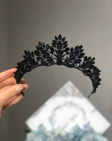 Gothic Wedding Theme, Acotar Aesthetic, Halloweenský Makeup, Xv Ideas, Dark Wedding Theme, Black Tiara, Crown Aesthetic, Beautiful Tiaras, Goth Wedding