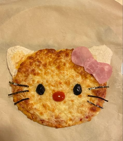 Cool Pizza Shapes, Cute Pizza Shapes, Pizza Shape Ideas, Cute Pizzas, Cute Pizza Ideas, Pizza Astethic, Pizza Hello Kitty, Pizza Ideas Creative, Hello Kitty Pizza