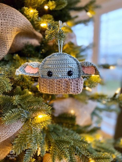 This adorable Baby Yoda Crochet Ornament is perfect for the holidays! You will need Bulky Weight Yarn [5] and a 3.25 mm hook to make your ornament. Designed by Spin a Yarn Crochet. Baby Yoda Christmas Tree, Yoda Christmas Tree, Yoda Ornament, Crochet Baby Yoda, Baby Yoda Christmas, Yoda Christmas, Star Wars Crochet, Crochet Ornament Patterns, Crochet Ornaments