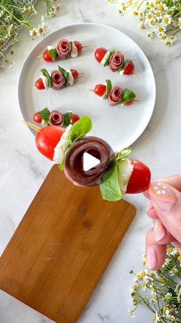 Alaura Berry on Instagram: "Salami Rose & Caprese Skewers 🌹🤍  Trust me, these are the only kind of roses you need for Valentine’s Day this year! These skewers are such a fun and easy appetizer to serve on their own or add to your cheese board.   All you need: • Salami Slices • cherry tomato • mozzarella  • basil • skewer   Serve with a drizzle of balsamic glaze & enjoy!" Cherry Tomato Appetizers, Salami Appetizer, Beach Dinners, Mozzarella Appetizers, Salami Rose, Tomato Skewers, Tomato Appetizers, Mozzerella Cheese, Tomato Mozzarella Basil