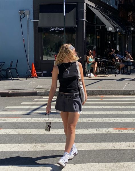 Micro Pleated Skirt Outfit, Pin Stripe Mini Skirt Outfit, Micro Pleated Skirt, Micro Mini Outfit, Skirt And Sambas, Black Pleated Mini Skirt Outfit, Micro Mini Skirt Outfit, Black Mini Skirt Outfit Summer, Mini Skirt Street Style