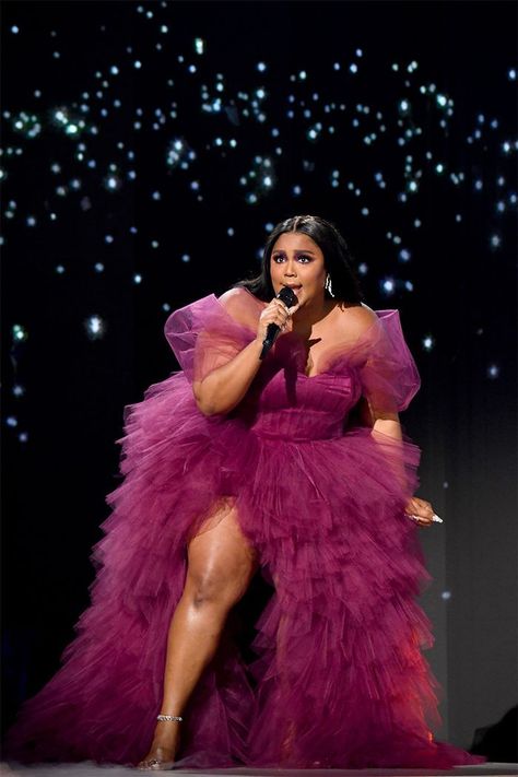 Lizzo performs onstage during the 2019 American Music Awards. Lizzo Performance Outfits, Lizzo Red Carpet, Lizzo Wallpaper Aesthetic, Lizzo Dress, Lizzo Aesthetics, Lizzo Special Tour, Lizzo Outfit, Lizzo Concert Outfit, Lizzo Concert