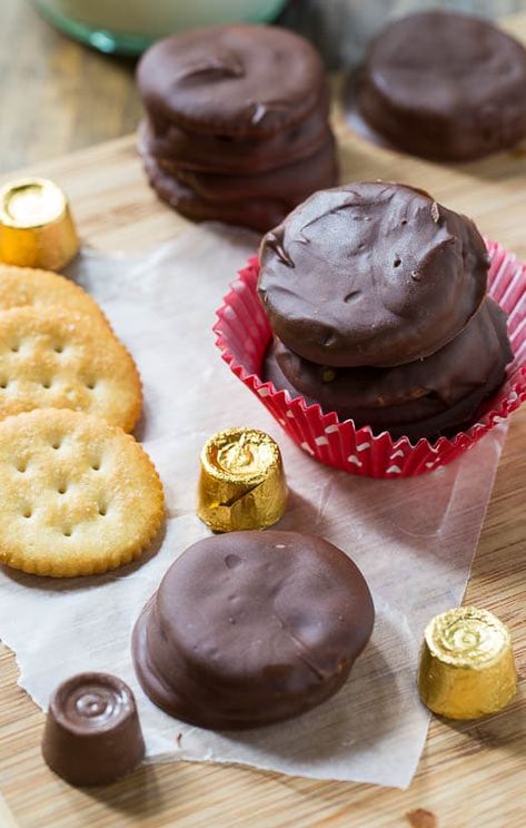 Rolo Stuffed Ritz Crackers covered in milk chocolate Ritz Cracker Cookies, Tagalong Cookies, Chocolate Dip Recipe, Peanut Butter Crackers, Finger Desserts, Spicy Southern Kitchen, Holiday Baking List, Easy Christmas Cookies, Butter Crackers