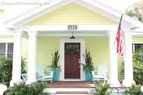 Key West house tour - Caroline St Key West House Colors, Key West Decor, Key West House, Beach House Colors, House Colors Exterior, Key West Style, Keys House, Florida Beach House, Colorful Planters