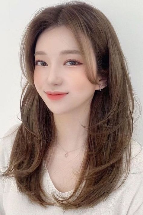 Medium-Length Hair With Face-Flaming Layers 2023 Hair Trends For Women Asian, No Bangs Hairstyles Long, 2023 Korean Hair Trends For Women, Haircut 2023 Trends Women Long Hair, 2023 Korean Hair, Korean Hair Color Trend 2023, Hairstyle 2022, Korean Perm, Korean Long Hair