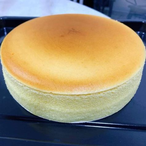 Japanese Fluffy Cake 4 Ingredients, Japanese Cotton Cake, Easy Japanese Cheesecake, Japanese Jiggly Cake, Japanese Cotton Sponge Cake Recipe, Japanese Fluffy Cake, Japanese Chiffon Cake, Cake Cravings, Japanese Cotton Cheesecake