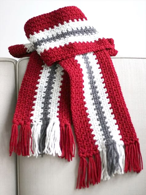 19 Stylish and Easy Crochet Scarf Patterns - Dabbles & Babbles Stripe Crochet, Crocheted Scarves, Crochet Men, Crocheted Scarf, شال كروشيه, Crochet Cowls, Stripe Scarf, Simple Scarf, Crochet Scarf Pattern Free