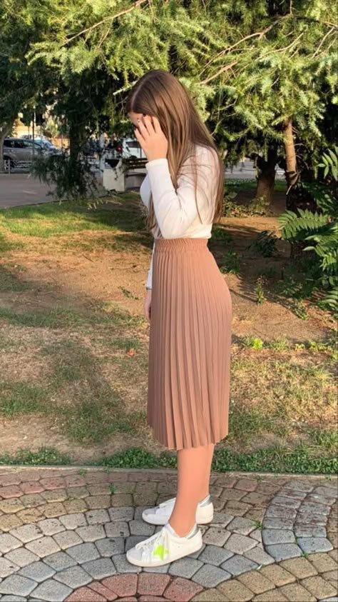 Moda Bran GM: OUTFITS INCREÍBLES PARA AÑO NUEVO Skirt Outfits Western Wear, Skirt Outfit Pose Ideas, Modest Preppy Outfits Skirts, Skirt Outfits Western, Femenine Outfits Style, Western Skirt Outfits, Classy Church Outfits, Jw Outfits, Modest Church Outfits