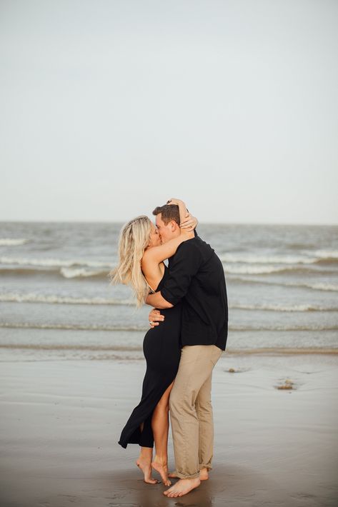 Couples Beach Engagement Photos, Beach Engagement Photo Outfit Ideas, Beach Engagement Photos Dress, Beach Couples Outfits, Engagement Session Outfits Beach, Beach Dress Engagement Photos, Engagement Photoshoot Outfit Summer, Engagement Outfits Beach, Couple Beach Photo Outfits