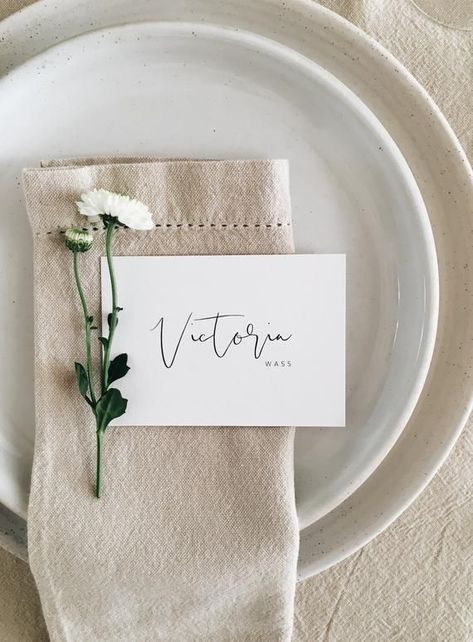 Flat Place Cards Wedding, Name Plate Wedding Place Settings, Easy Wedding Place Cards, Guest Table Name Cards, Wedding Place Mats Ideas, Table Setting Place Cards, Wedding Guest Name Cards Place Settings, Seat Names Place Settings, Modern Place Setting Wedding