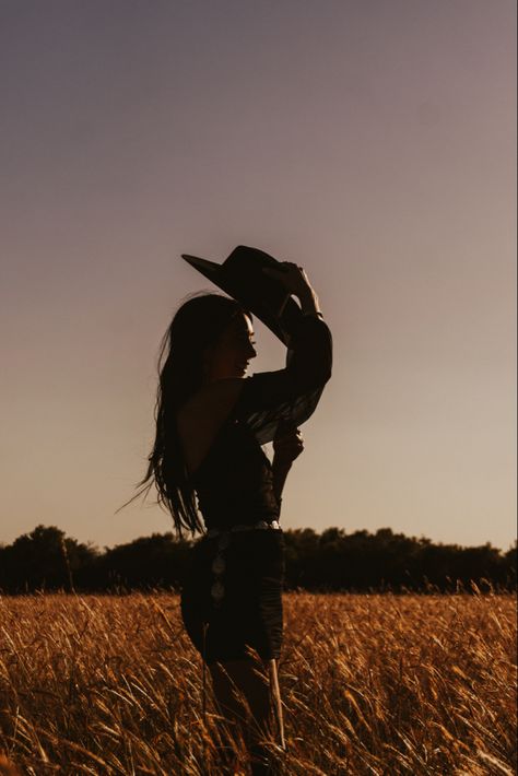 Western photoshoot, western fashion, solo birthday photoshoot Country Style Photography, Country Photography Ideas, Western Halloween Photoshoot, Western Girl Photoshoots, Desert Western Photoshoot, Western Birthday Shoot, Western Card Photoshoot, Moody Western Photoshoot, Country Western Photoshoot