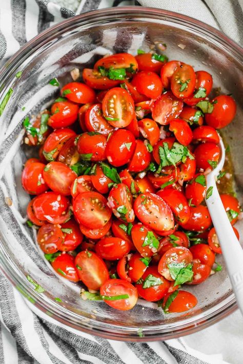 Best Summer Tomato Salad - Tomato Salad Recipe Grape Tomato Salad, Tomato Salad Dressing, Balsamic Vinegar Dressing, Salad Appetizer Cups, Salad Art, Salad With Balsamic Dressing, Cherry Tomato Salad, Appetizer Cups, Potluck Side Dishes