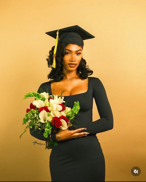 Graduation Shoot Ideas, College Grad Pictures, Grad Picture Ideas, Nursing Graduation Pictures, College Graduation Pictures Poses, College Graduation Photoshoot, Graduation Look, Grad Outfits, Grad Photography