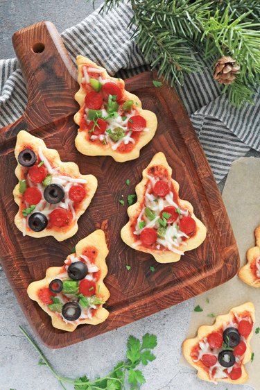 How to Make Mini Christmas Tree Pizzas | eHow Mini Christmas Tree Pizzas, Mini Christmas Crafts, Christmas Pizza Party, Christmas Pizza Ideas, Christmas Tapas, Christmas Tree Pizza, Pizza Christmas, Christmas Pizza, Christmas Food Ideas