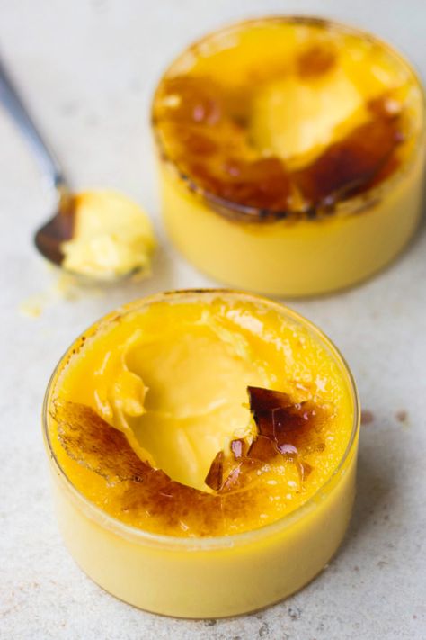 EGGLESS CRÈME BRÛLÉE - Bake with Shivesh Eggless Vanilla Sponge Cake, Eggless Chocolate Cake, Mango Pudding, Cream Custard, Creme Brulee Recipe, Chocolate Fudge Frosting, Eggless Cake Recipe, Mango Cake, Fudge Frosting