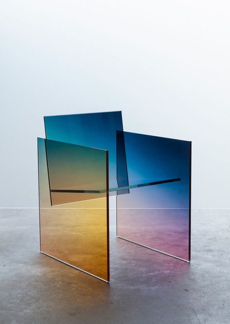 Conçu par le designer letton Germans Ermics, ce fauteuil en verre coloré baptisé Ombré, est inspiré d’une assise du designer japonais Shiro Kuramata. Cette Germans Ermics, Shiro Kuramata, Glass Chair, Milan Furniture, Sculptural Furniture, Colored Mirror, House Makeover, Verre Design, Glass Furniture