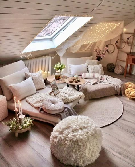 Shopping Home Decor, Attic Chill Room, Cozy Loft Ideas Upstairs, Cozy Chill Room, Upstairs Loft Ideas Living Areas, Attic Lounge Ideas, Hygge Decor Bedroom, Attic Living Room Ideas, Cozy Attic