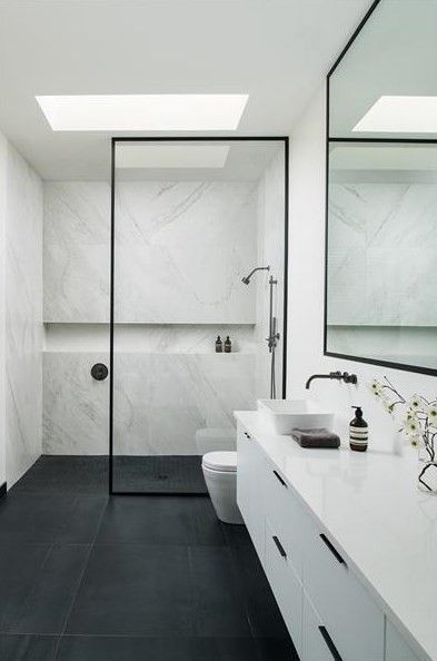 Combinatie zwart, wit en marmer Drømme Bad, Makeover Kamar Mandi, Stone Feature Wall, Bilik Air, Bathroom Shower Design, Wall Niche, Bad Inspiration, Bathroom Design Luxury, Marble Bathroom