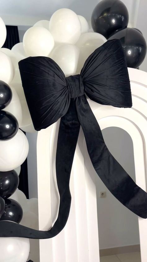 Black Bow Decor, Black And White Birthday Decor, Black And White Party Decorations, Hollywood Birthday Parties, Black And White Birthday, Lila Party, Angel Decorations, Black And White Balloons, Black Party Decorations