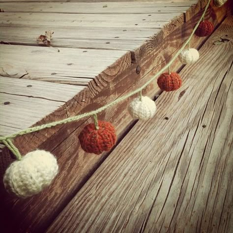 the other day i crocheted a pumpkin garland                   i was inspired by this pattern  but i changed a few things.  this is the way i... Crocheted Garland, Thanksgiving Crochet Patterns, Thanksgiving Crochet, Crochet Autumn, Garland Halloween, Autumn Crochet, Crochet Bunting, Crochet Garland, Pumpkin Garland