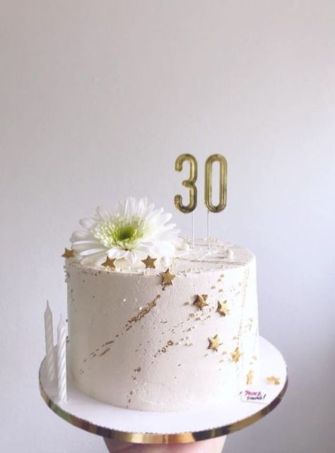 Love the white with the gold splatter and stars. Gold Splatter Cake, Glitter Photo Shoots, Splatter Cake, Cake With Gold, Cakes To Make, Glitter Photo, Simple Birthday Cake, Simple Birthday, Small Cake