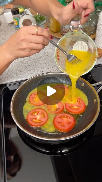 @eatinghealthytoday on Instagram: "Easy & delicious breakfast tortilla wrap! 😍
(via: @the.shaba.kitchen)

Ingredients:
Tomatoes
Egg
Tortilla
Cheese
Chopped Baked Spinach
Avocado

#healthyrecipes #easyrecipes #healthyfood #easyrecipe #mealprep #breakfast #highprotein #foodie #recipe #avocado" Cherry Tomatoes Feta, The Shaba Kitchen, Easy Delicious Breakfast, Spinach Mozzarella, Egg Tortilla, Breakfast Tortilla, Philadelphia Torte, Tortilla Wrap, Egg Wrap