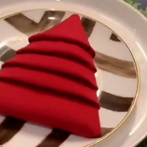 Video Here’s how to do a Christmas tree napkin fold - ABC News Christmas Napkin Folding Tutorials, Tree Napkin Fold, Napkin Ring Folding, Christmas Table Napkins, Fold A Napkin, Christmas Tree Napkin Fold, Beautiful Napkin Folding, Napkin Folding Tutorial, Christmas Tree Napkin