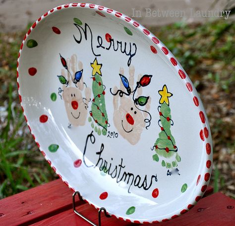 Painted Christmas Gifts, Christmas Platter, Footprint Crafts, Christmas Plate, Handprint Crafts, Navidad Diy, 12 December, Cadeau Diy, Mom Christmas