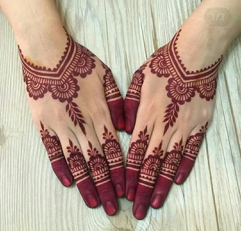 Tidak sempurna pengantin tanpa inai atau lukisan henna Inai Pengantin, Tato Henna, Finger Henna Designs, Henna Tattoo Hand, Bridal Mehendi Designs Hands, Simple Henna Tattoo, Mehndi Design Pictures, Henna Art Designs, Beginner Henna Designs