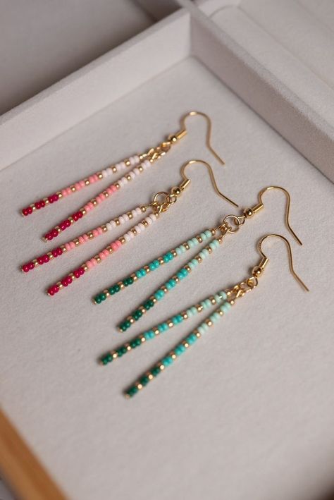 Beaded Things To Make, Handmade Earring Ideas, Jewelry Trend 2024, Bead Crafts For Adults, Bead Earrings Ideas, Earring Making Ideas, Home Made Earrings, Earring Design Ideas, Gold Bar Jewelry