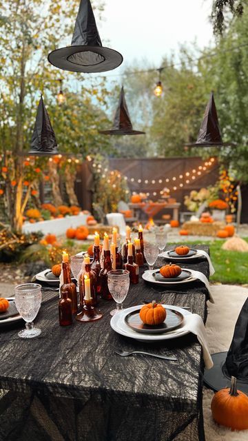 Halloween Garden Party Ideas, Fun Halloween Party Decorations, Cozy Fall Halloween Decor, Outdoor Fall Dinner Party Decor, Witches Night In Party Ideas, Witchy Tablescape, Elevated Halloween Party, Halloween Dinner Party Table Decor, Halloween Table Party