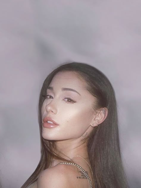 Estilo Madison Beer, Ariana Grande Aesthetic, Ariana Grande Perfume, Ariana Grande Cute, Ariana Grande Photoshoot, Ariana Grande Photos, Ariana Grande Pictures, Thank U Next, Ariana G