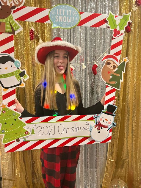 Christmas Photo Drop, Diy Christmas Selfie Station, Christmas Photo Spot Ideas, Christmas Party Decorations School, Photobooth Ideas For Christmas, Photo Booth Ideas Christmas, Christmas Picture Wall Decorating Ideas, Christmas Studio Decor, Christmas Photobooth Idea