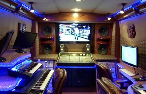 Timbaland's mobile music studio - HGTV Small Music Studio, Bartender Quotes, Mobile Recording Studio, Mobile Music, Mobile Office, Studio Desk, Bus Living, Mega Mansions, Travel Van