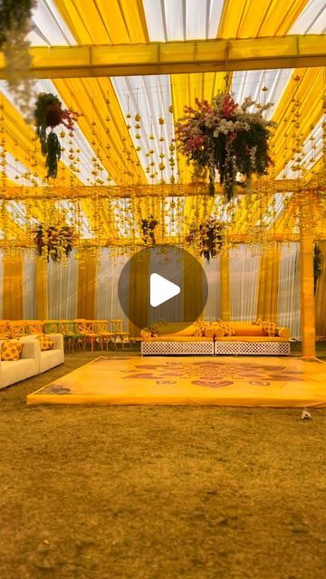 Haldi Sangeet Decoration, Haldi Decorations Ideas, Haldi Decoration Ideas Outdoor, Haldi Ceremony Decorations Indoor, Wedding Haldi Decoration, Haldi Design, Mehndi Function Decoration, Sangeet Decoration Ideas, Haldi Mehndi Decoration