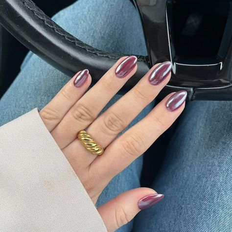 Burgundy Chrome Nails Are The Coolest Fall Mani Trend Edc Nails, Burgundy Chrome Nails, Nails Apres, Black Cherry Nails, Apres Nails, Gel Chrome Nails, Chrome Manicure, Dark Purple Nails, You Nails