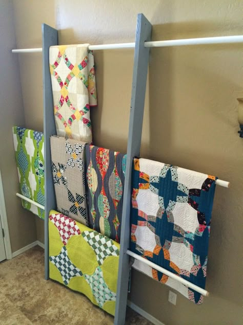 How To Display Quilts At Craft Show, Ways To Display Quilts, Quilt Display Racks, Quilt Shop Displays, Quilt Display Ideas, Displaying Quilts, Display Quilts, Quilt Racks, Quilt Ladder