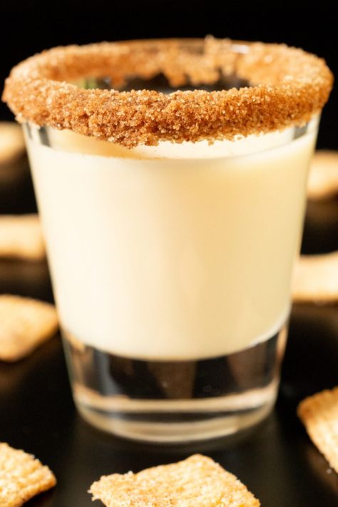 A shot glass with a cinnamon sugar rim and white Cinnamon Toast Crunch shot surrounded by pieces of the cereal. Cinnamon Toast Crunch Dessert, Cinnamon Toast Crunch Shot, Hugo Cocktail, Alcohol Shot, Cinnamon Toast Crunch Cereal, Light Cocktails, Dessert Shots, Christmas Eve Party, Crunch Cereal