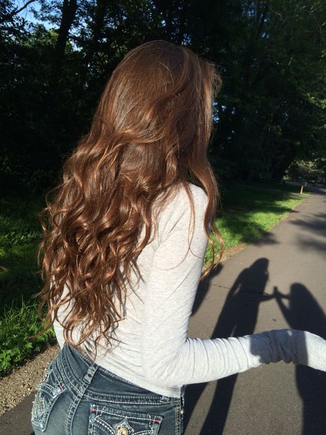 Long Brunette Hair Curly, Hair Care Aesthetic Photography, Brown Curly Hair Colors, Curly Hair Instagram Pictures, Curly Brown Hair Girl, Wavy Brunette Hair, Hair Curly, Hair Inspo Color, Hair Pictures