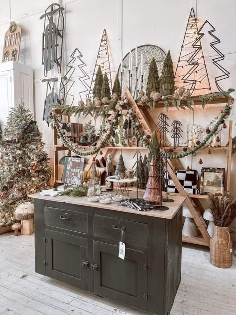 Holiday Market Booth Display, Christmas Market Booth Display, Christmas Market Display, Painted Tree Boutique Booth Ideas, Christmas Shop, Country Store Display, Vintage Shop Display, Christmas Booth, Antique Booth Displays